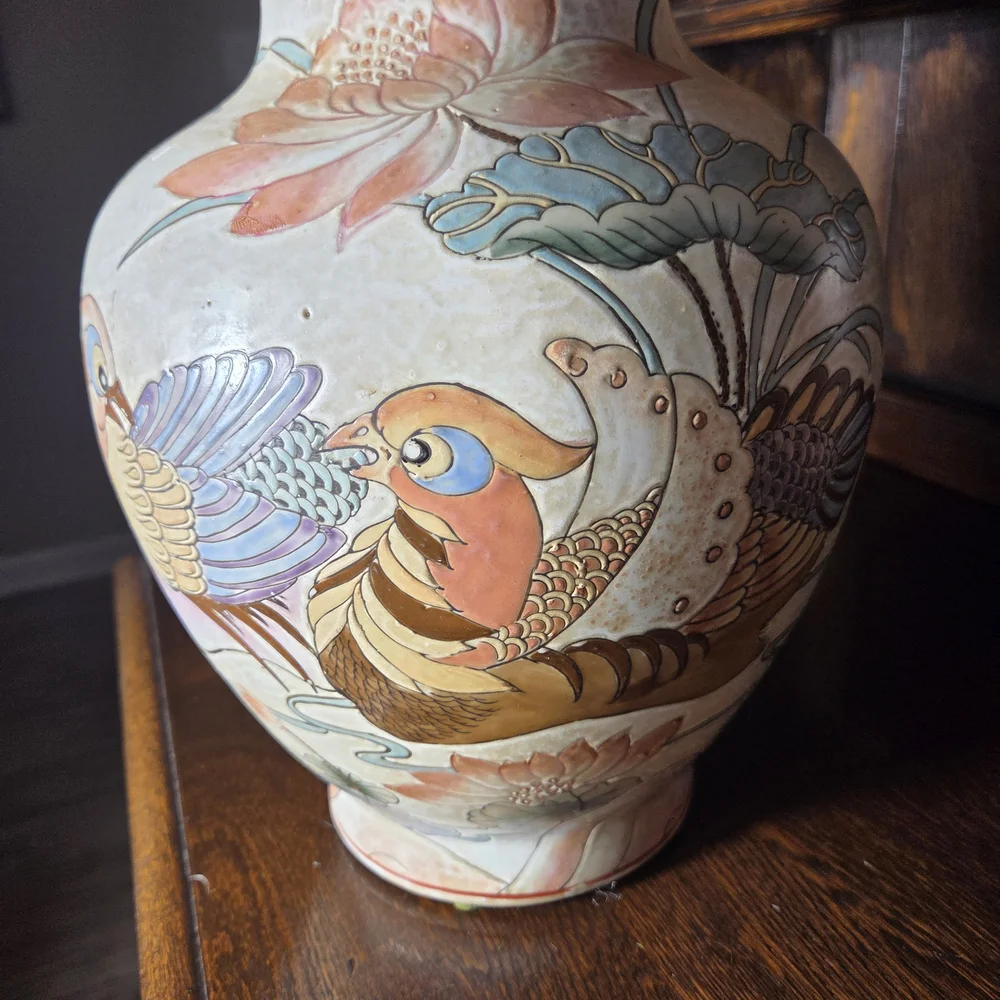 Macau Handpaintef Porcelain Artistic Ceramic Vase with Bird Motif.